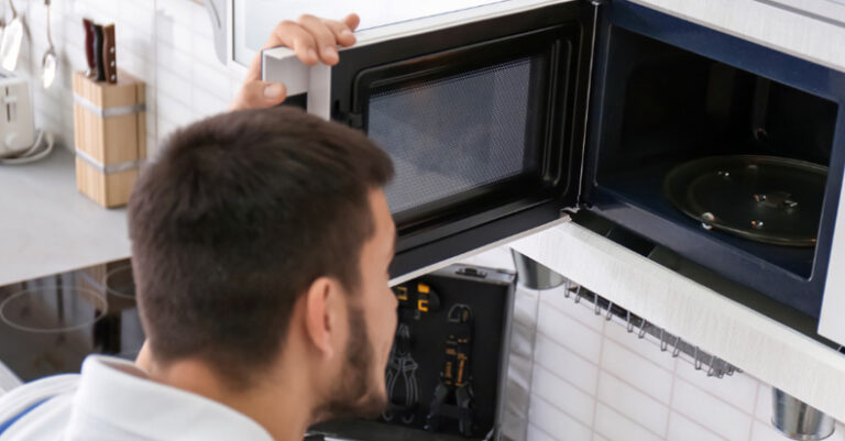 Micro-ondas não esquenta mais: Entenda se existe conserto!